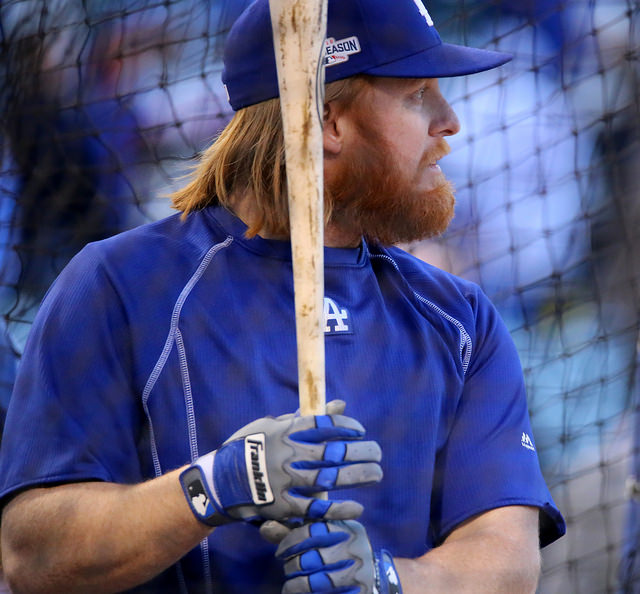 Justin Turner re-signs with Dodgers