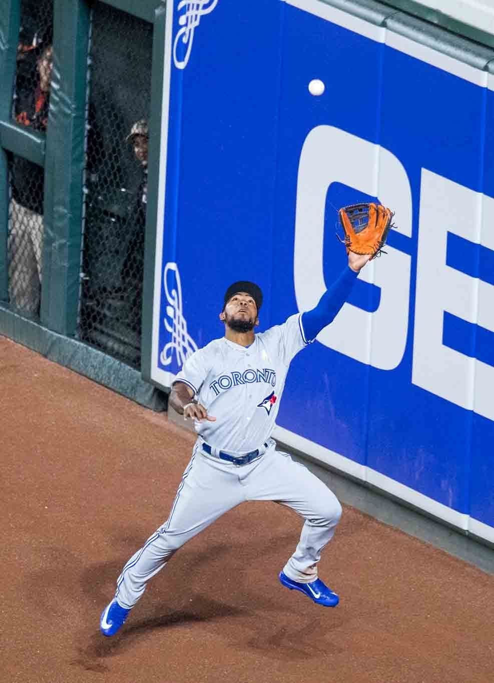 teoscar hernandez leaping catch